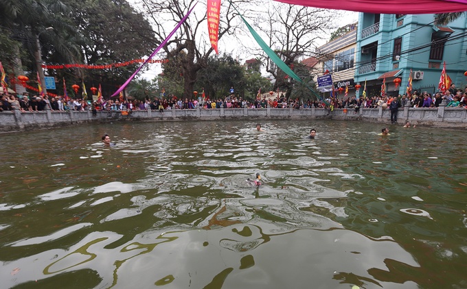 Người dân hò hét bắt vịt ở hội làng Vạn Phúc